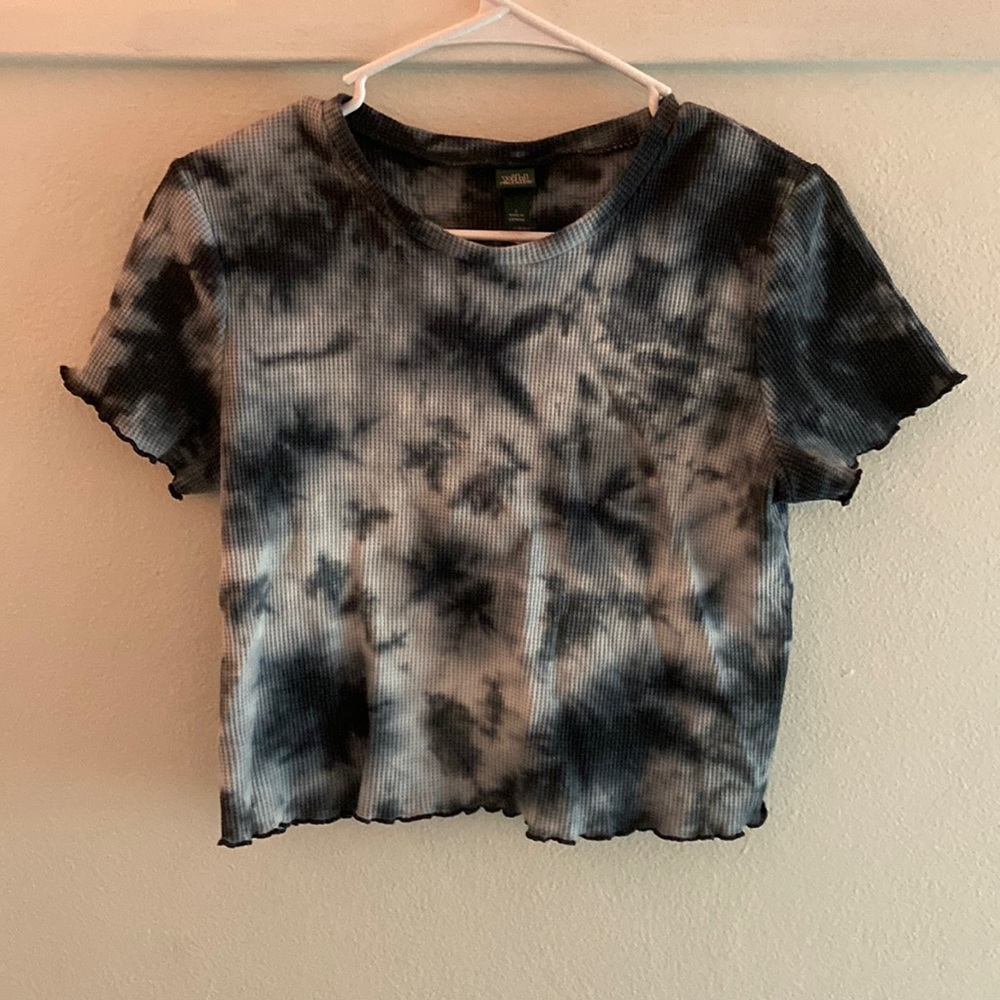 Cropped tie-dye T-shirt.
